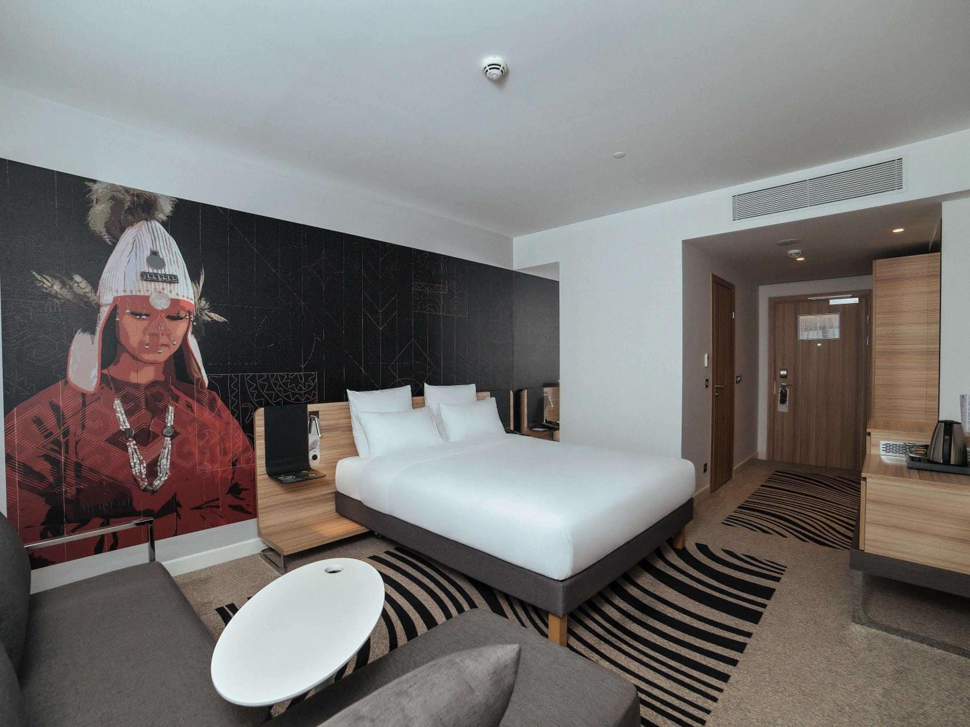 Novotel Bishkek City Center Exteriör bild